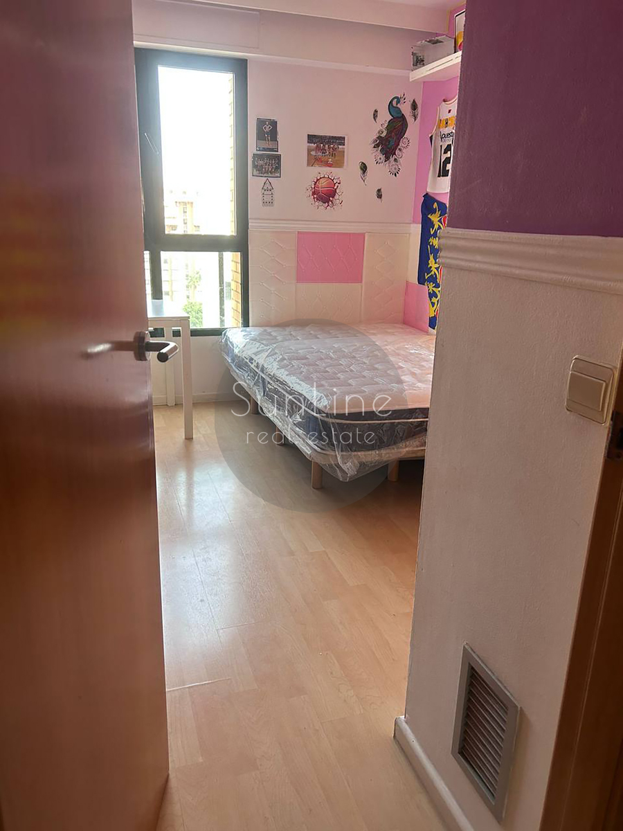 Renting a spacious apartment on the 10th floor with a pool near the City of Arts and Sciences