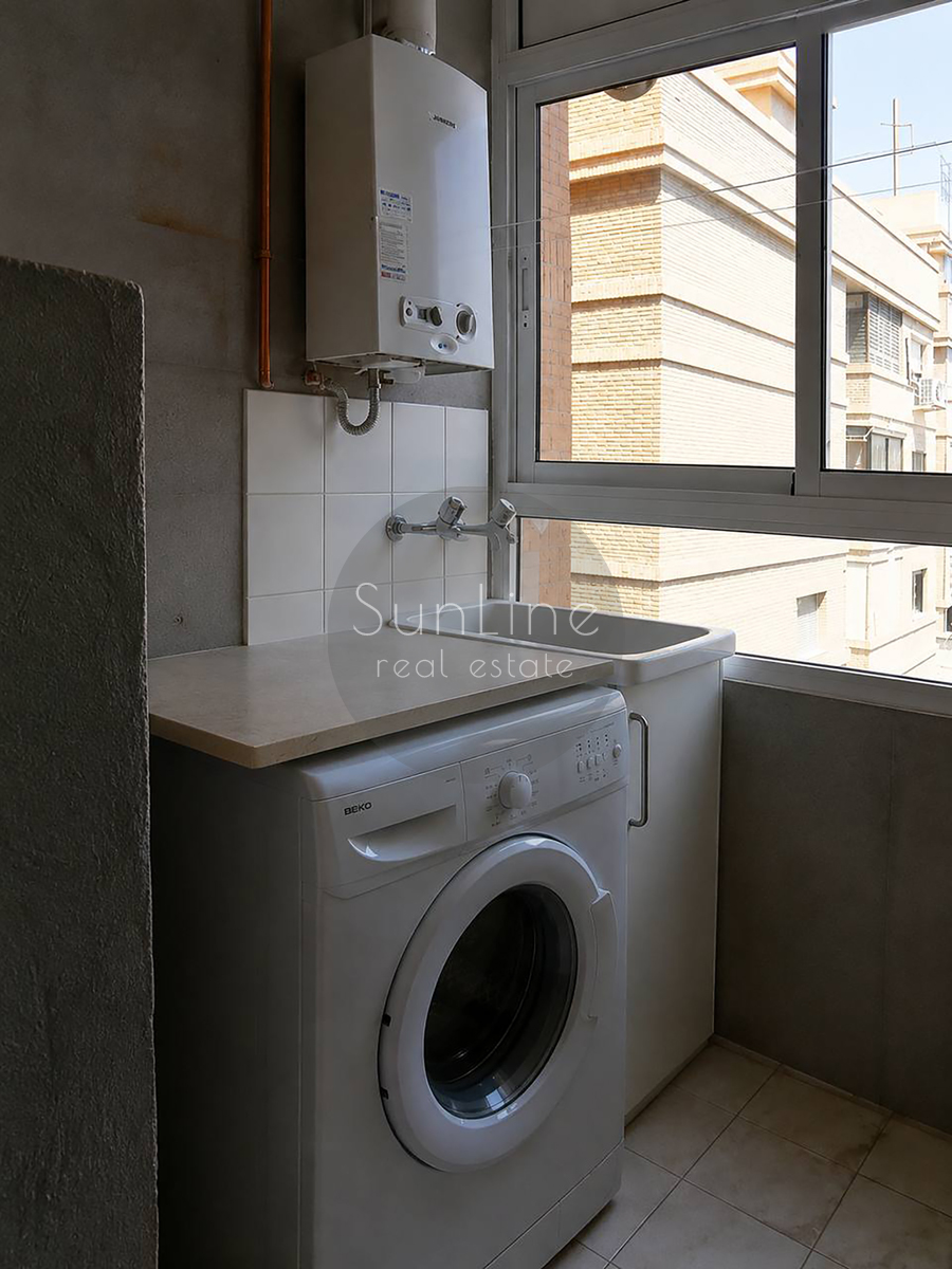 Apartment rental with four bedrooms and a terrace, two minutes from Aragon metro