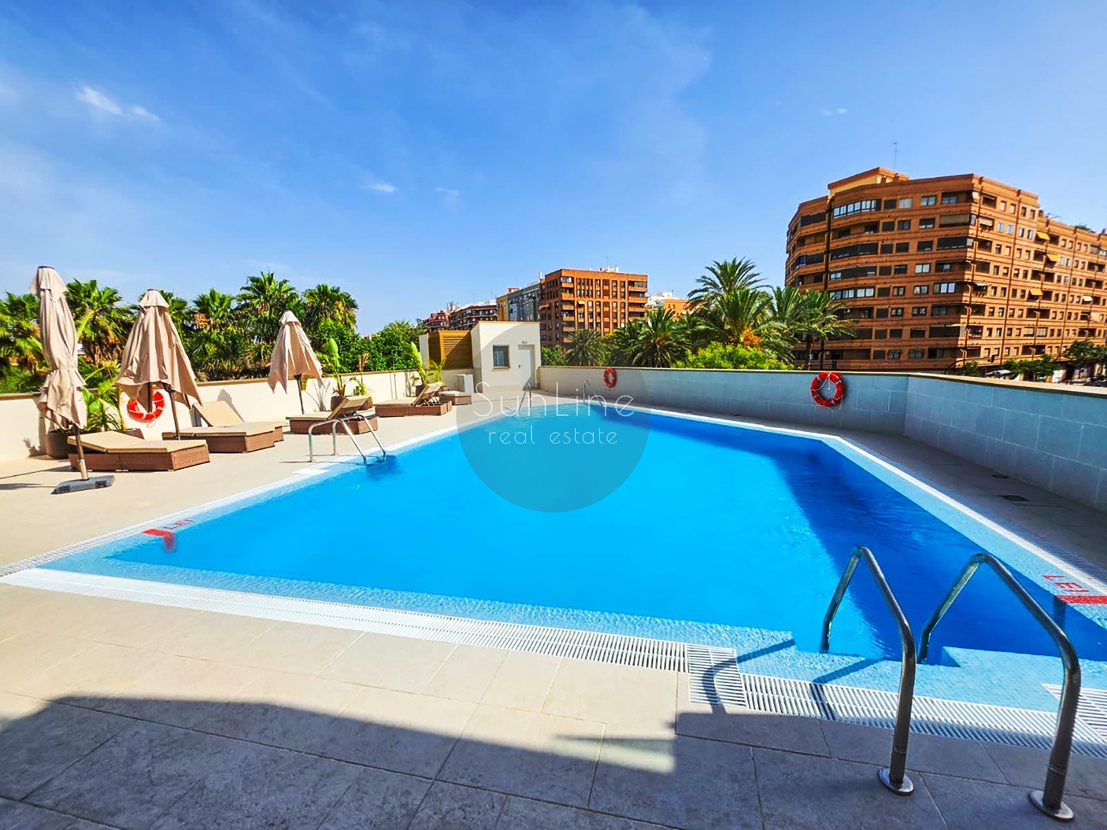 Rent of a modern apartment with panoramic views and a terrace near Ruzafa