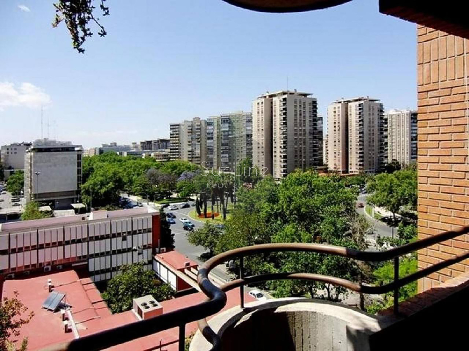 Apartment rental with four bedrooms and a terrace, two minutes from Aragon metro