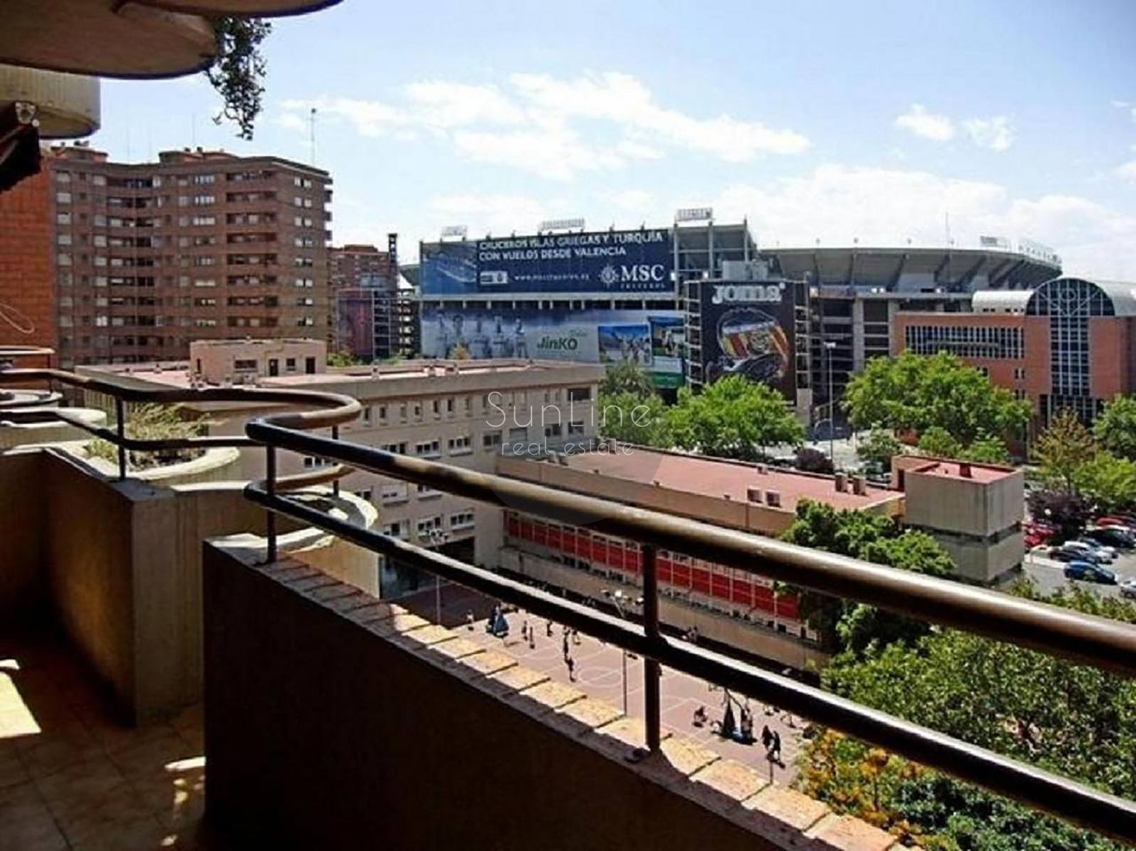 Apartment rental with four bedrooms and a terrace, two minutes from Aragon metro