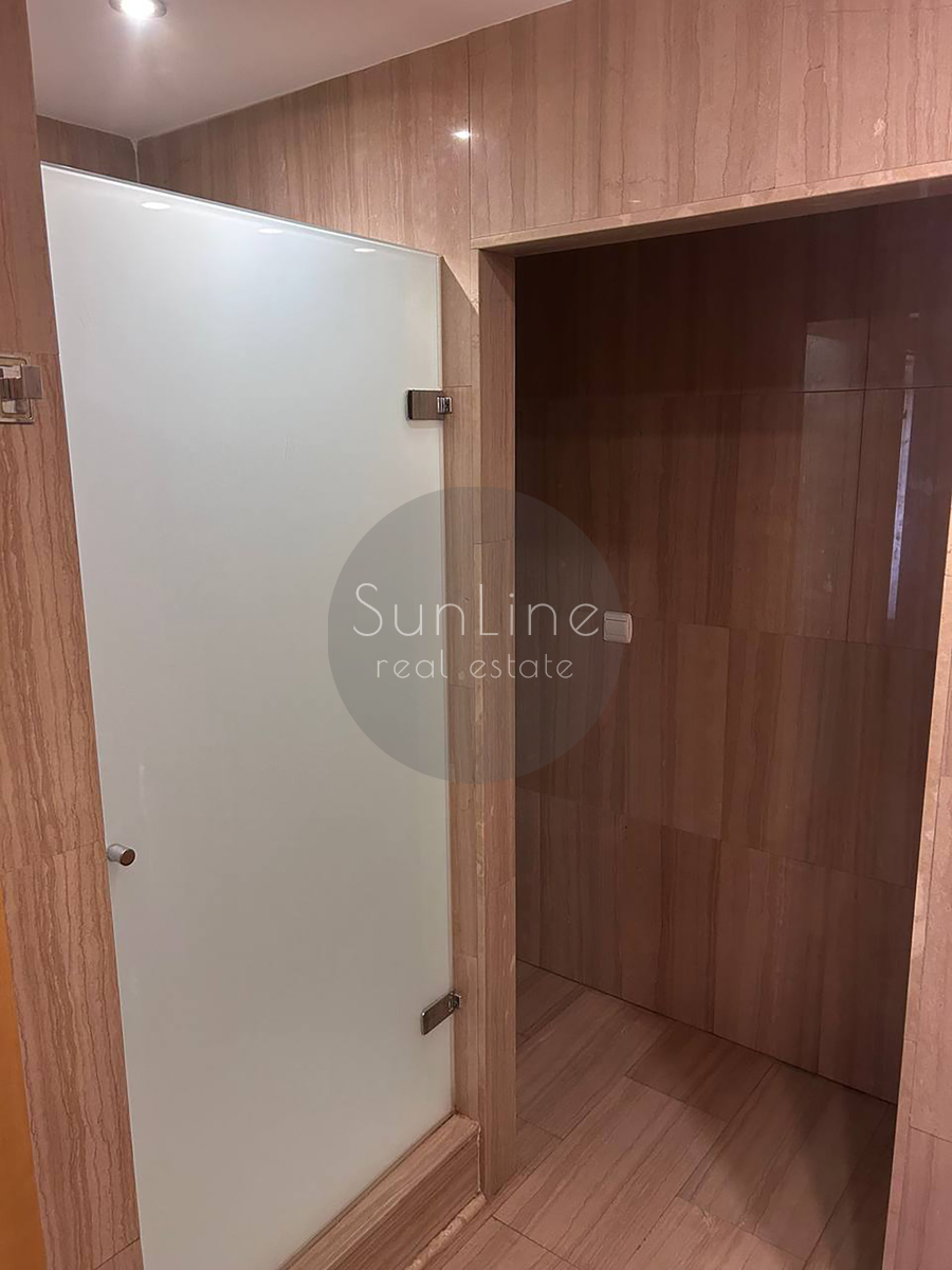 Renting a spacious apartment on the 10th floor with a pool near the City of Arts and Sciences
