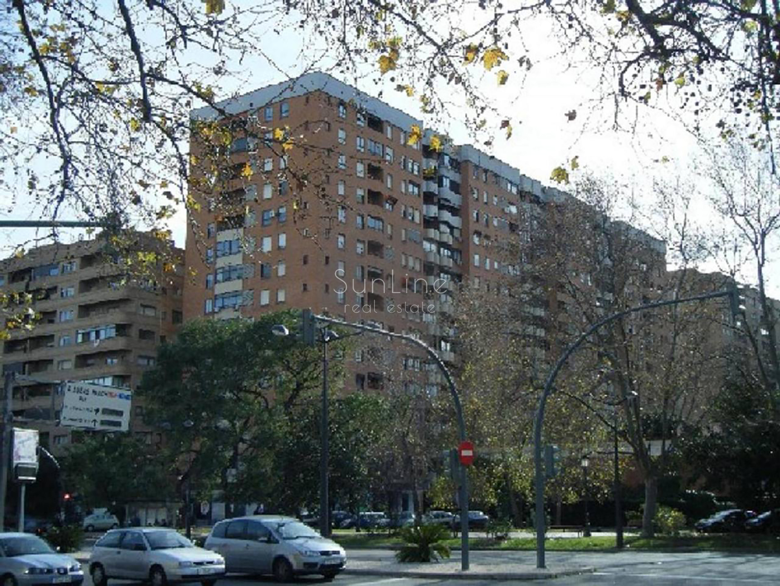 Apartment rental with four bedrooms and a terrace, two minutes from Aragon metro
