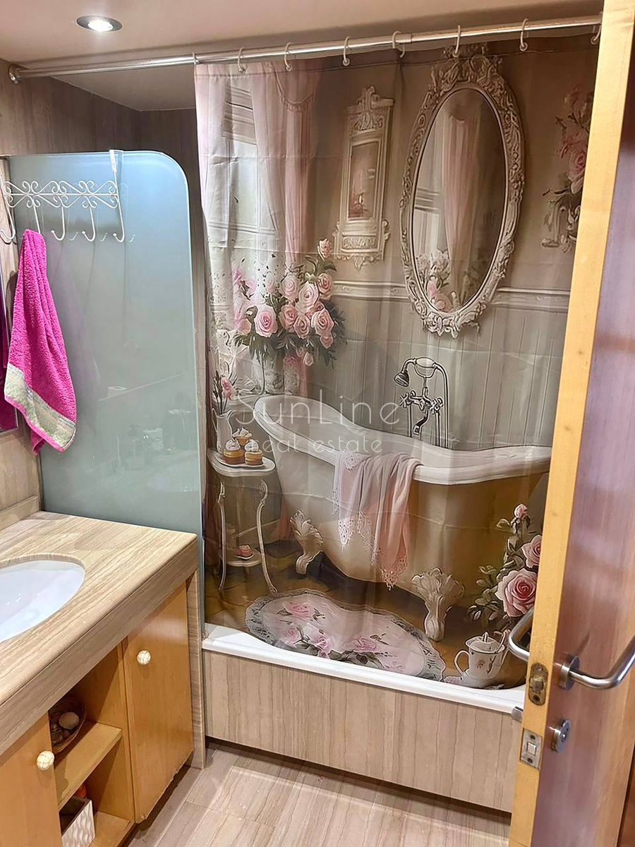 Renting a spacious apartment on the 10th floor with a pool near the City of Arts and Sciences