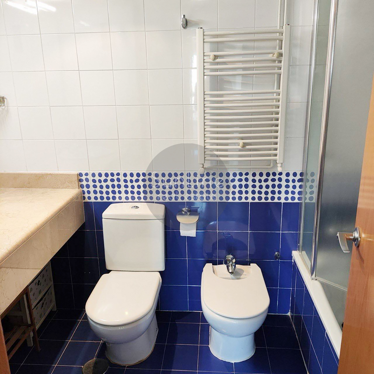 Arriendo de apartamento con 2 dormitorios, garaje y gran terraza en Benicalap