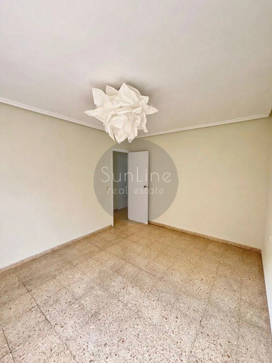 Bright apartment for a large family with 4 bedrooms and two terraces in Valencia
