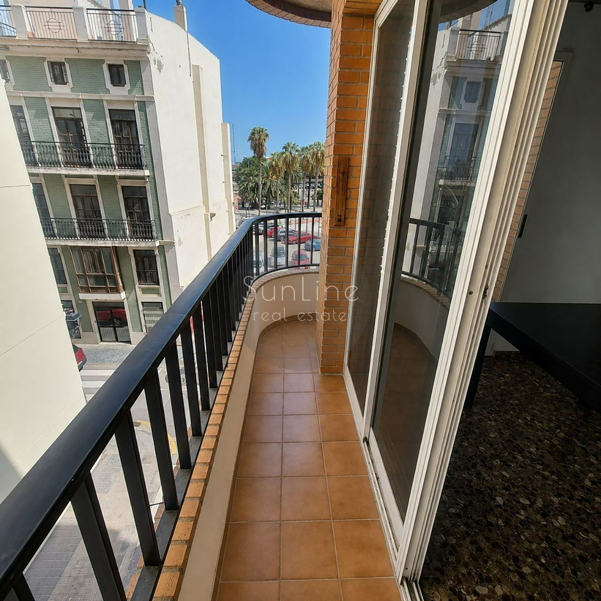 Rent of a spacious 3-bedroom apartment with sea view in El Grau