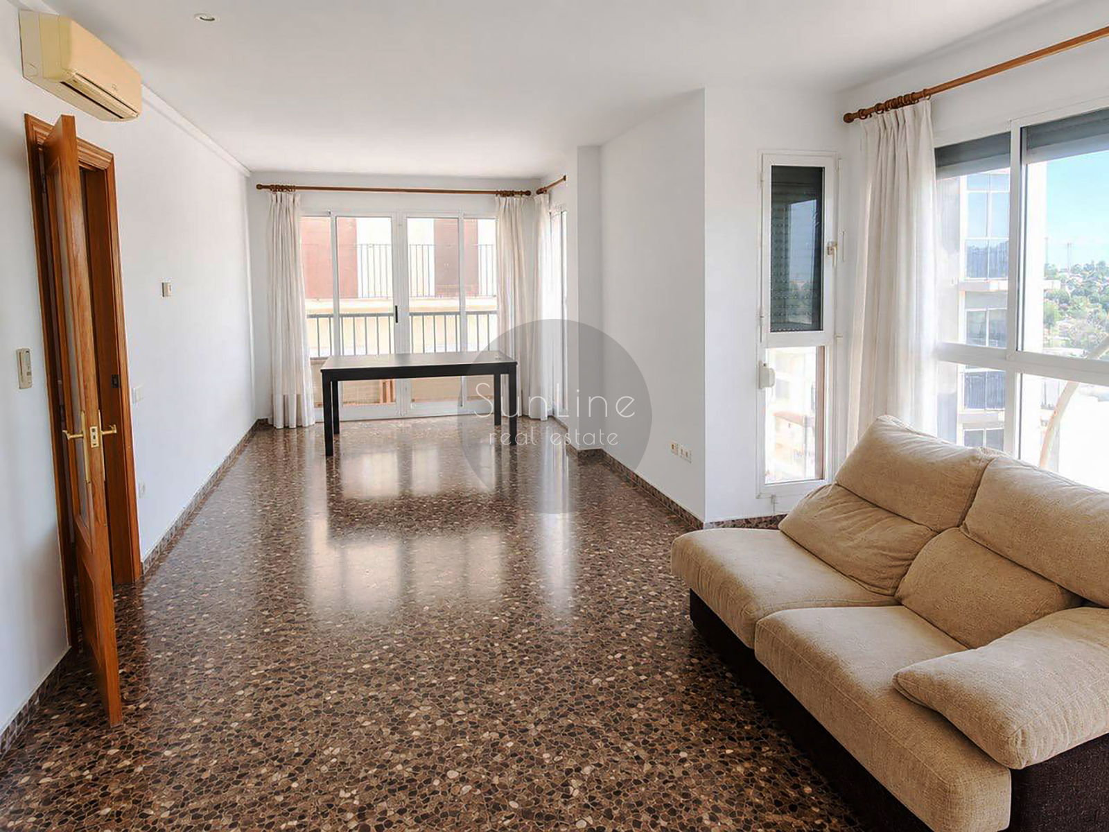 Rent of a spacious 3-bedroom apartment with sea view in El Grau