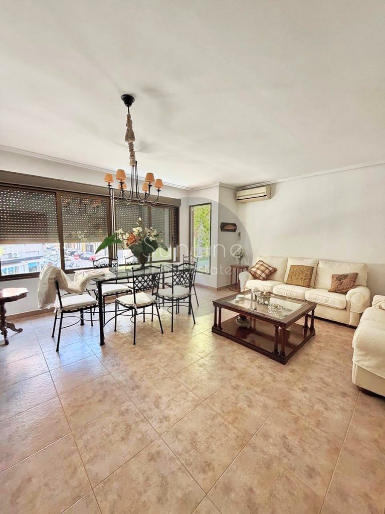 4-bedroom apartment for rent with terrace and balcony near Mercado Central