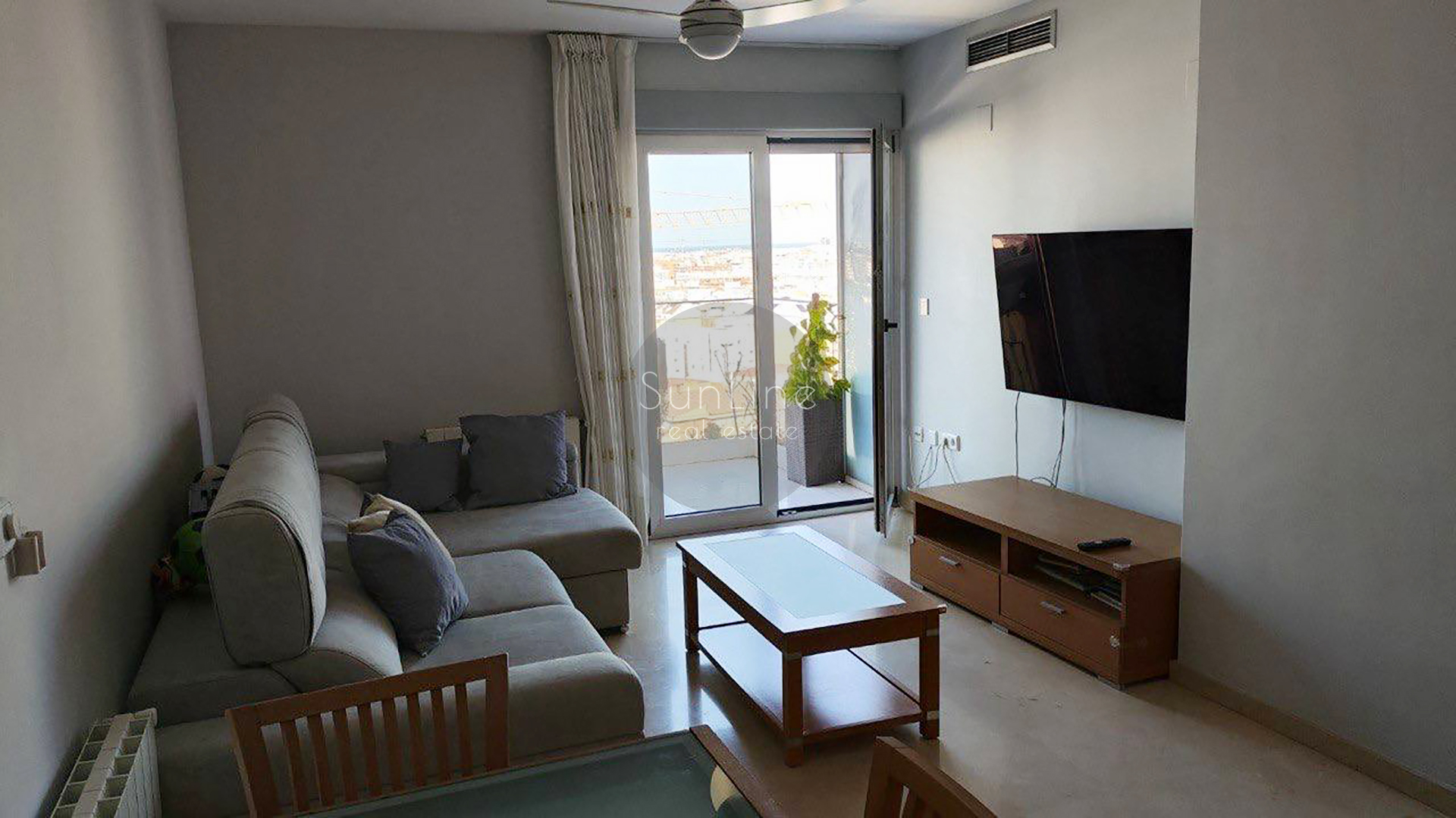 Arriendo de apartamento con 2 dormitorios, garaje y gran terraza en Benicalap