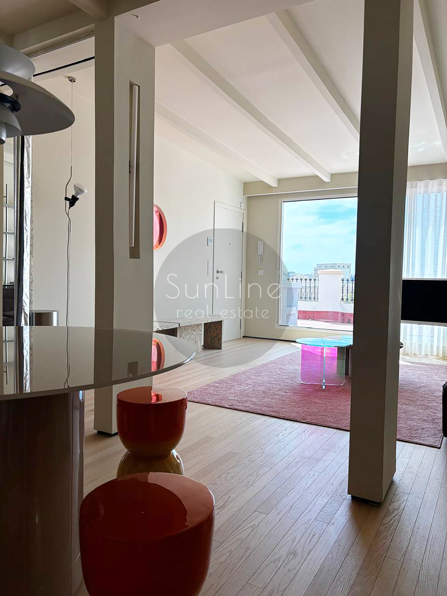 Temporary rental of a stylish apartment with designer furniture and a terrace in Exposició