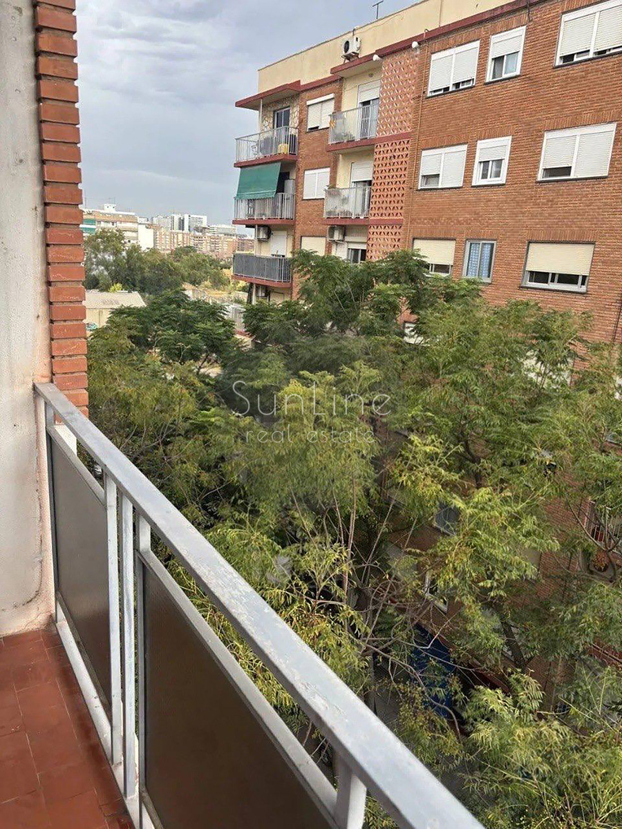 Bright apartment for a large family with 4 bedrooms and two terraces in Valencia