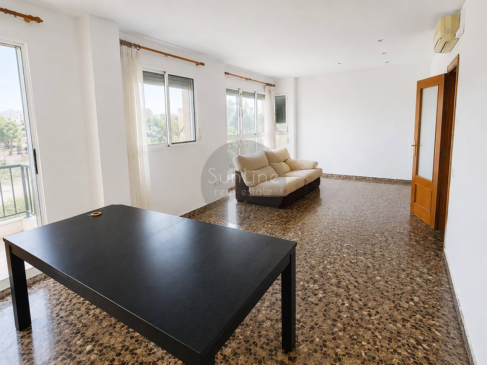 Rent of a spacious 3-bedroom apartment with sea view in El Grau