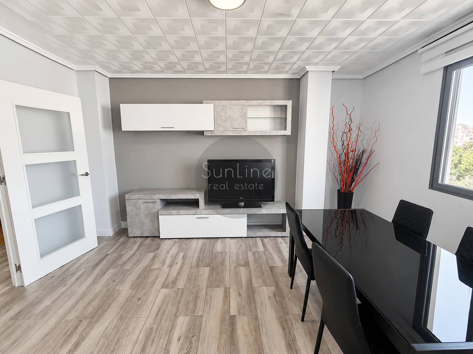 Rent of a furnished two-bedroom apartment with a storeroom near Turia Gardens