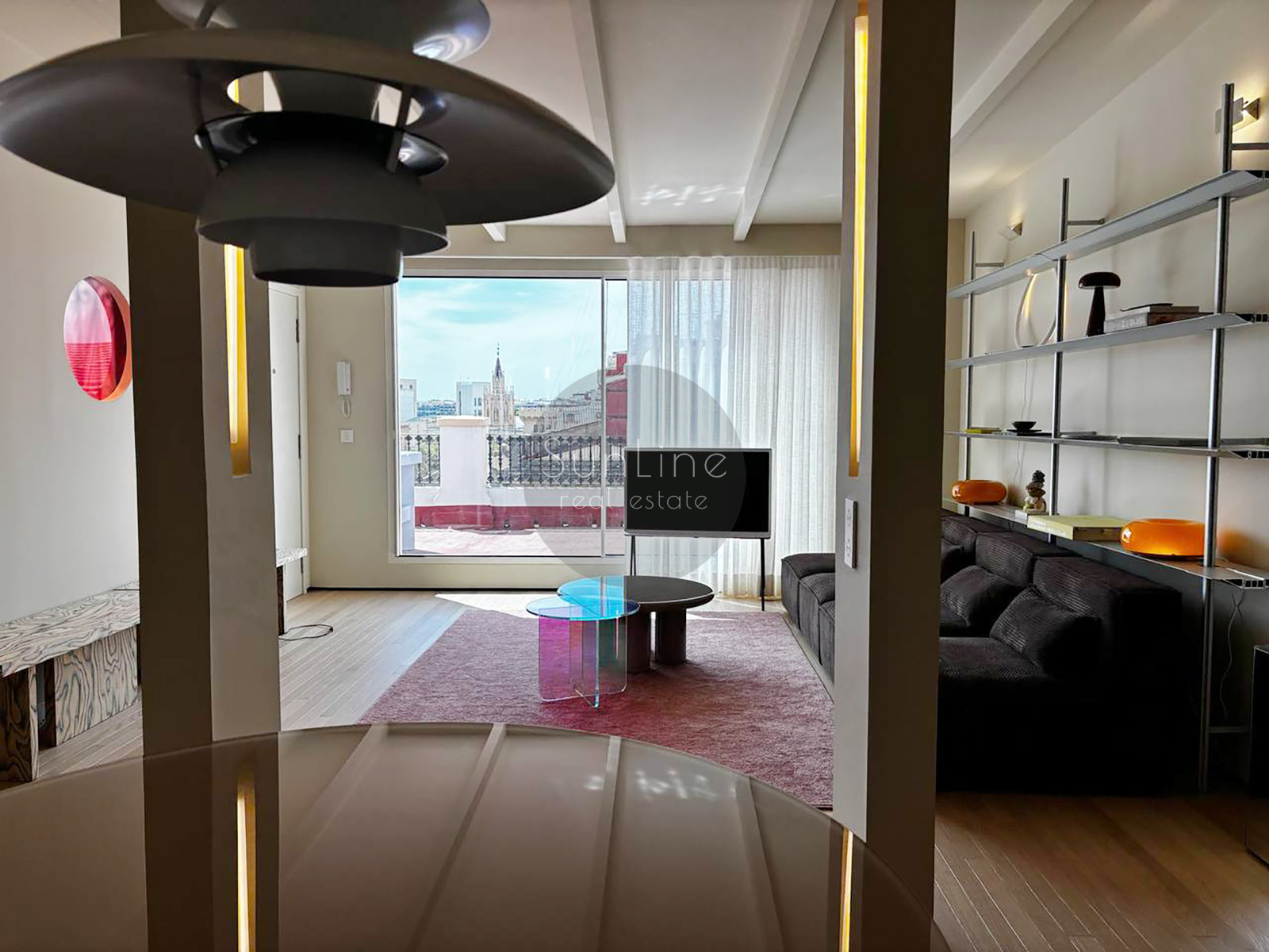 Temporary rental of a stylish apartment with designer furniture and a terrace in Exposició