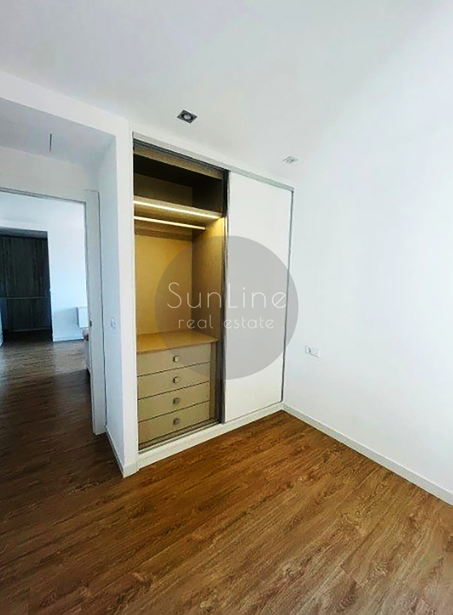 Rent of bright housing with two bathrooms and a terrace near the center of Valencia