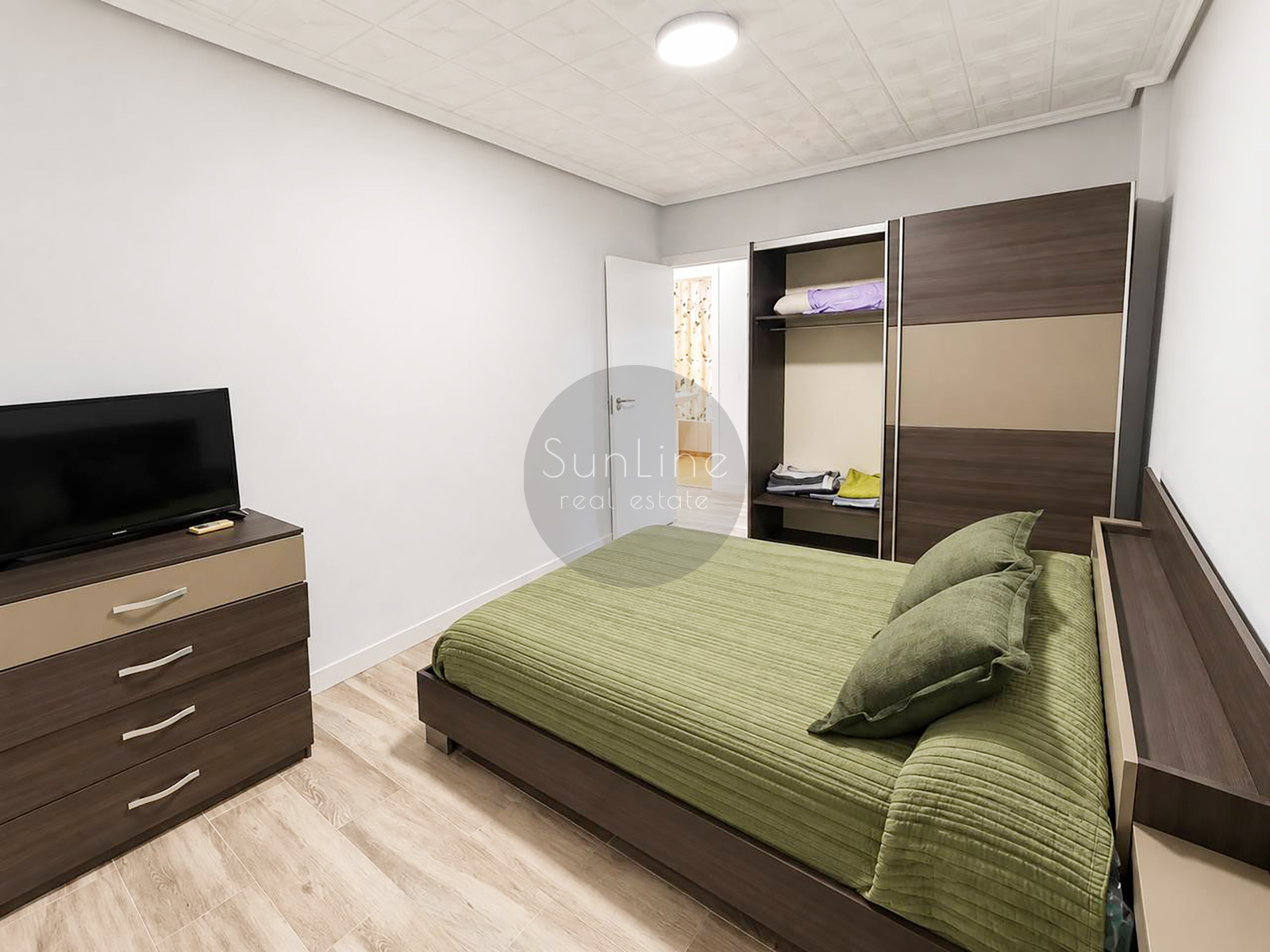 Rent of a furnished two-bedroom apartment with a storeroom near Turia Gardens