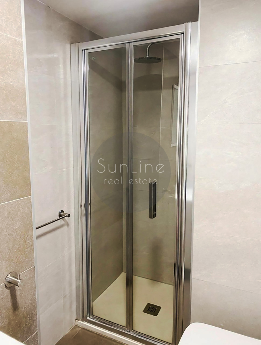 Arriendo de apartamento con 2 dormitorios, garaje y gran terraza en Benicalap