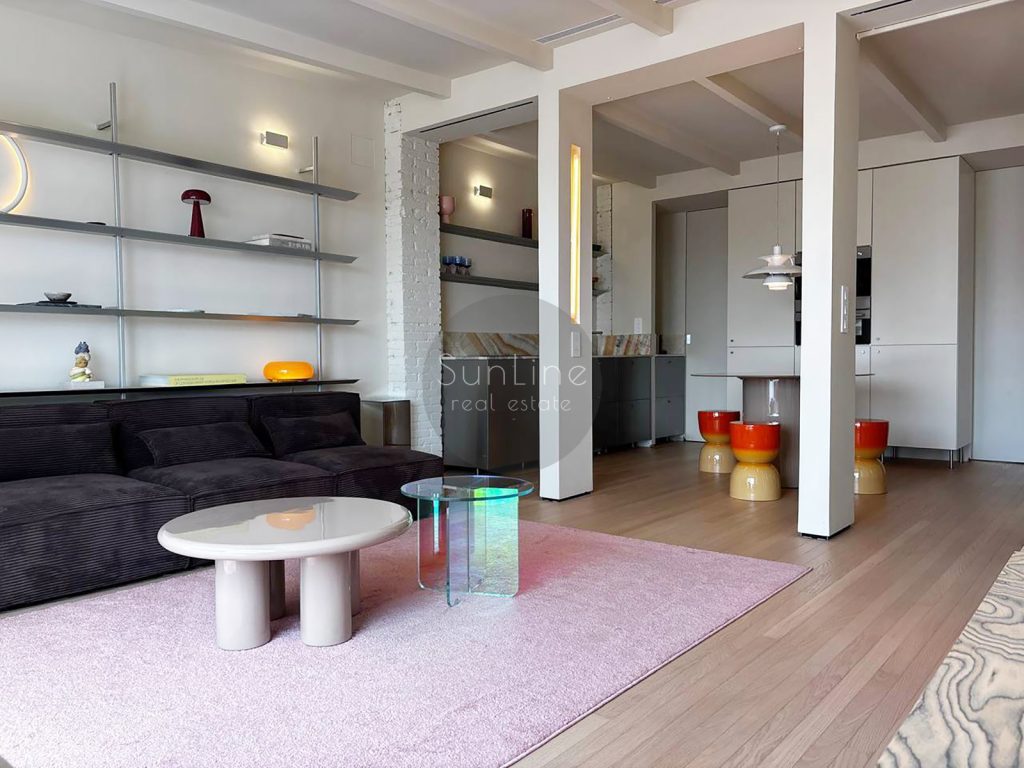 Temporary rental of a stylish apartment with designer furniture and a terrace in Exposició