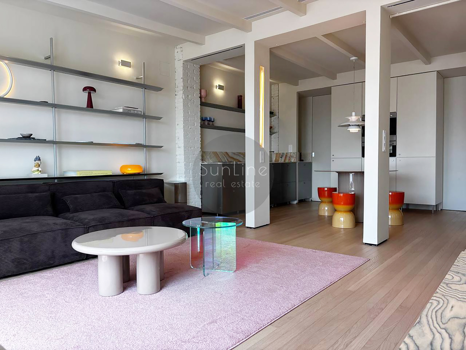Temporary rental of a stylish apartment with designer furniture and a terrace in Exposició