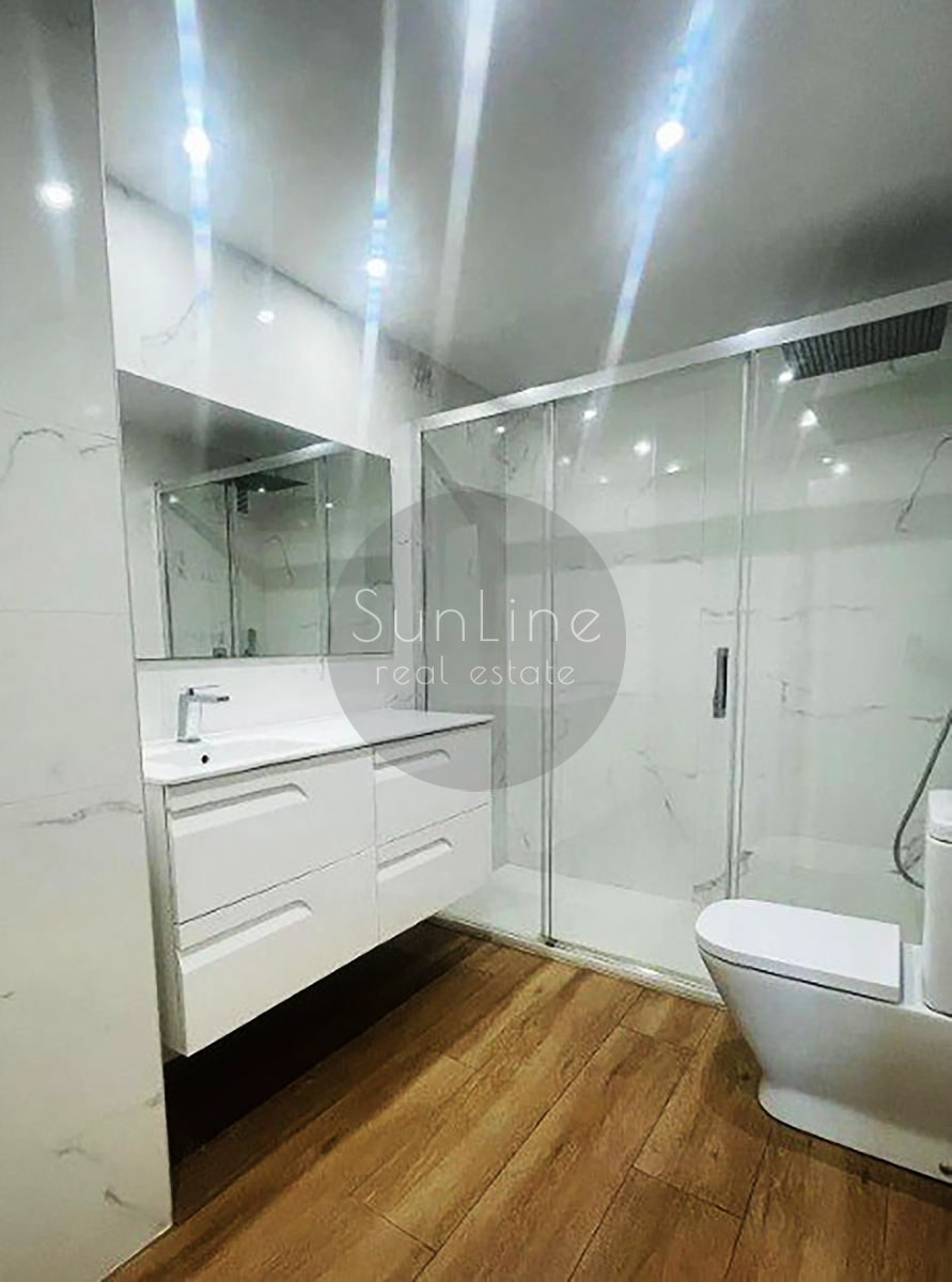 Rent of bright housing with two bathrooms and a terrace near the center of Valencia