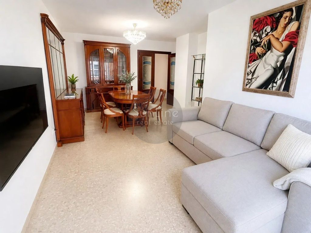 Rent of a bright apartment with 4 bedrooms, terrace and garage in Valencia