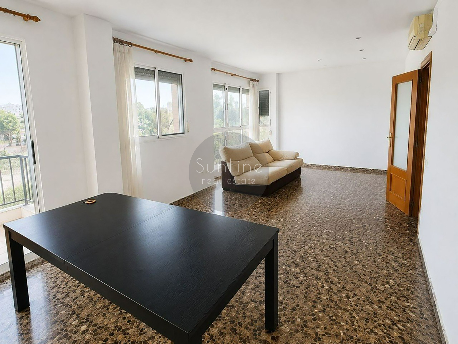 Rent of a spacious 3-bedroom apartment with sea view in El Grau