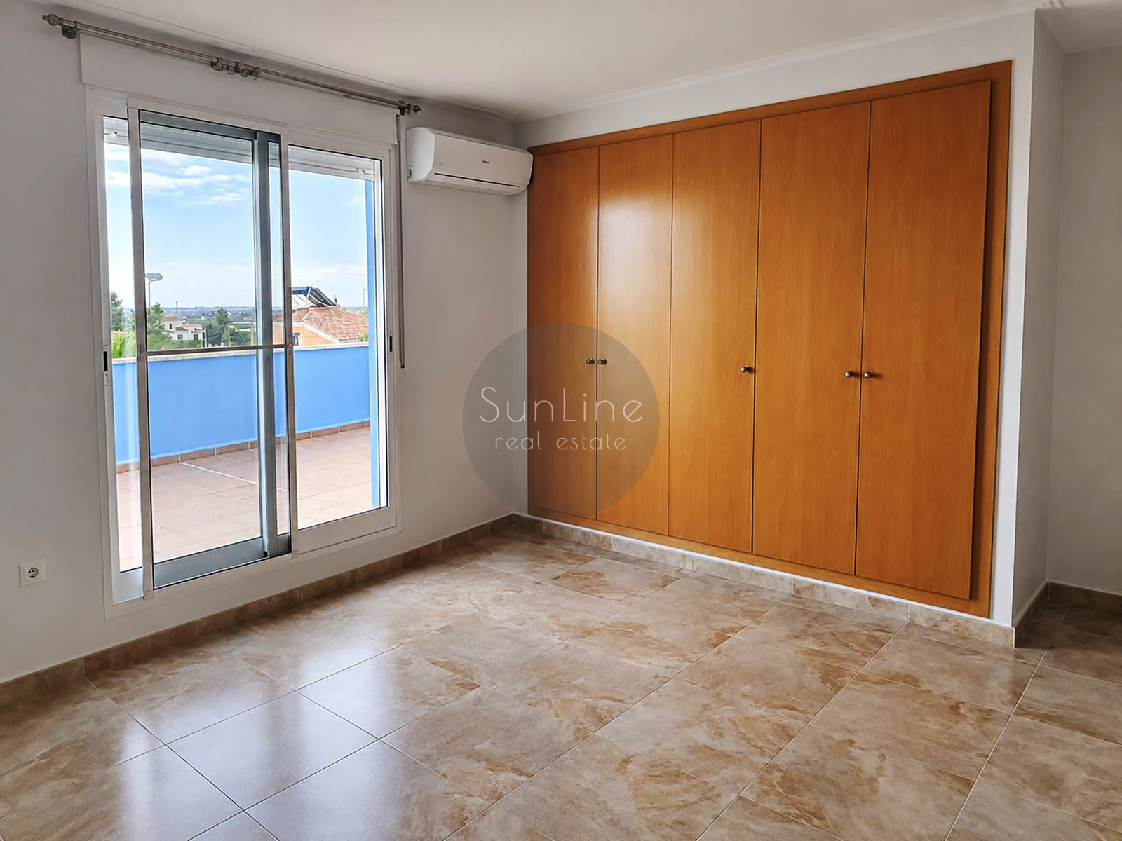 Rent of a 150 m² house with a private plot of 500 m², a pool and a garage in Picassent