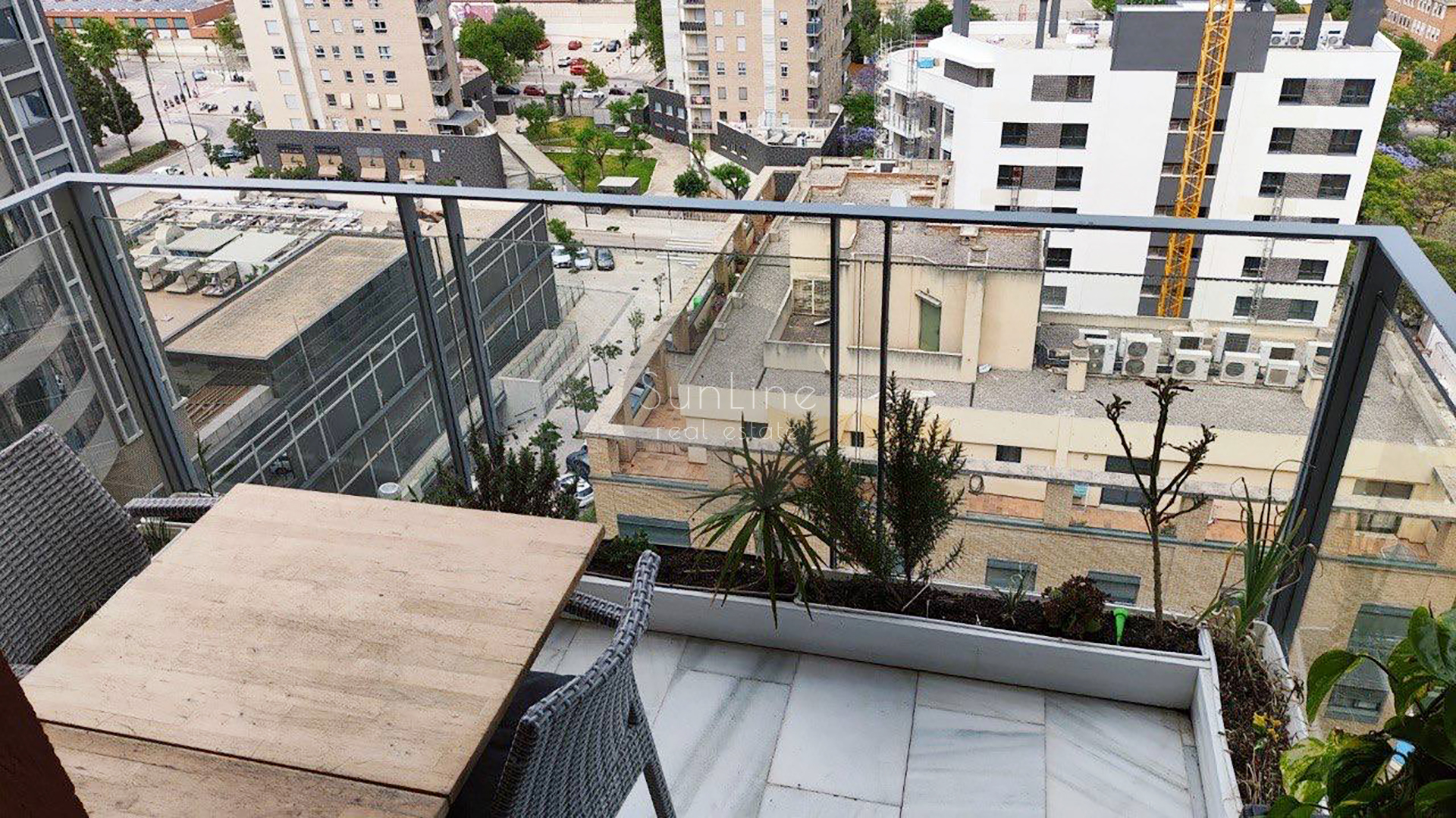 Arriendo de apartamento con 2 dormitorios, garaje y gran terraza en Benicalap
