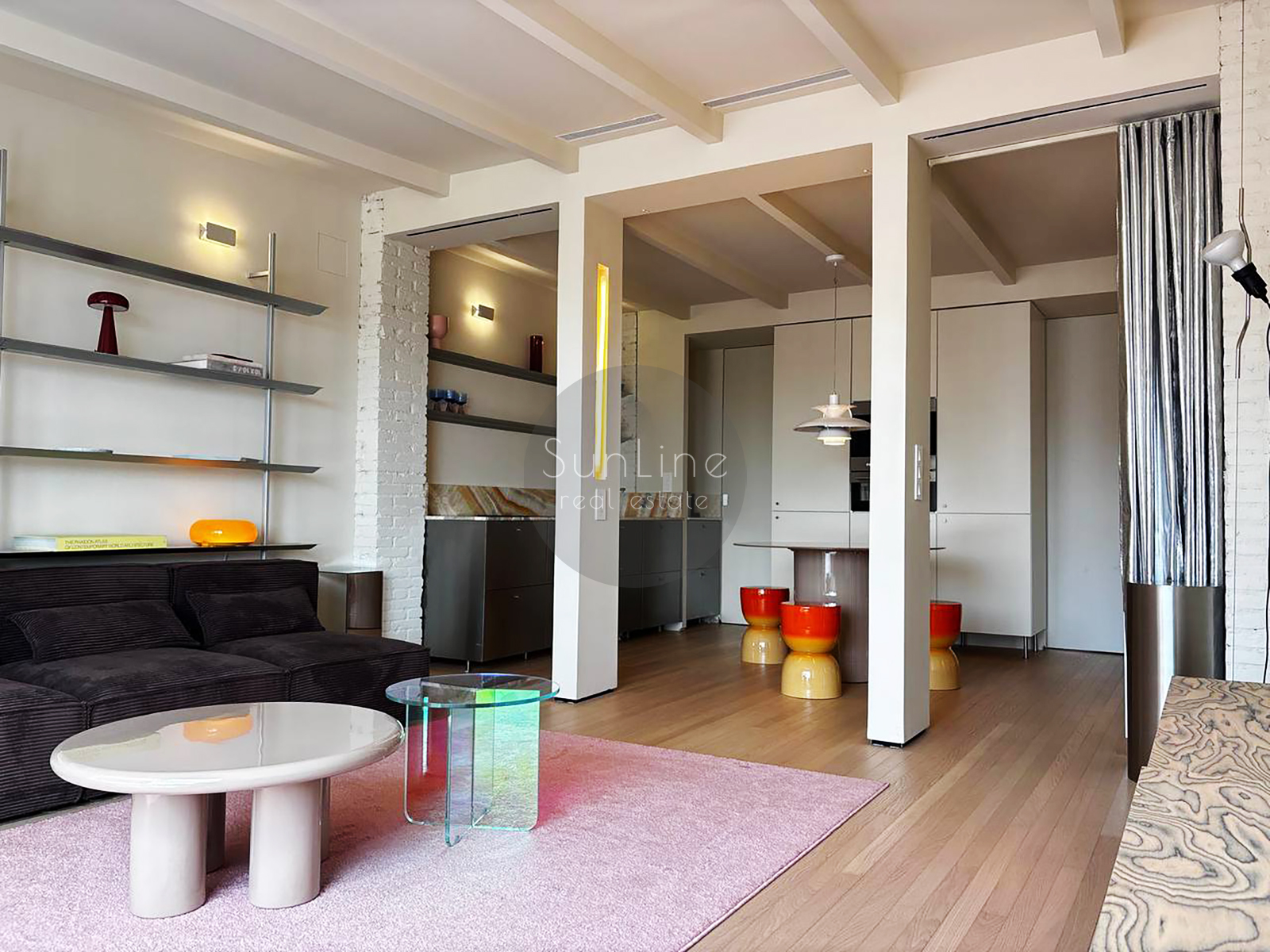 Temporary rental of a stylish apartment with designer furniture and a terrace in Exposició