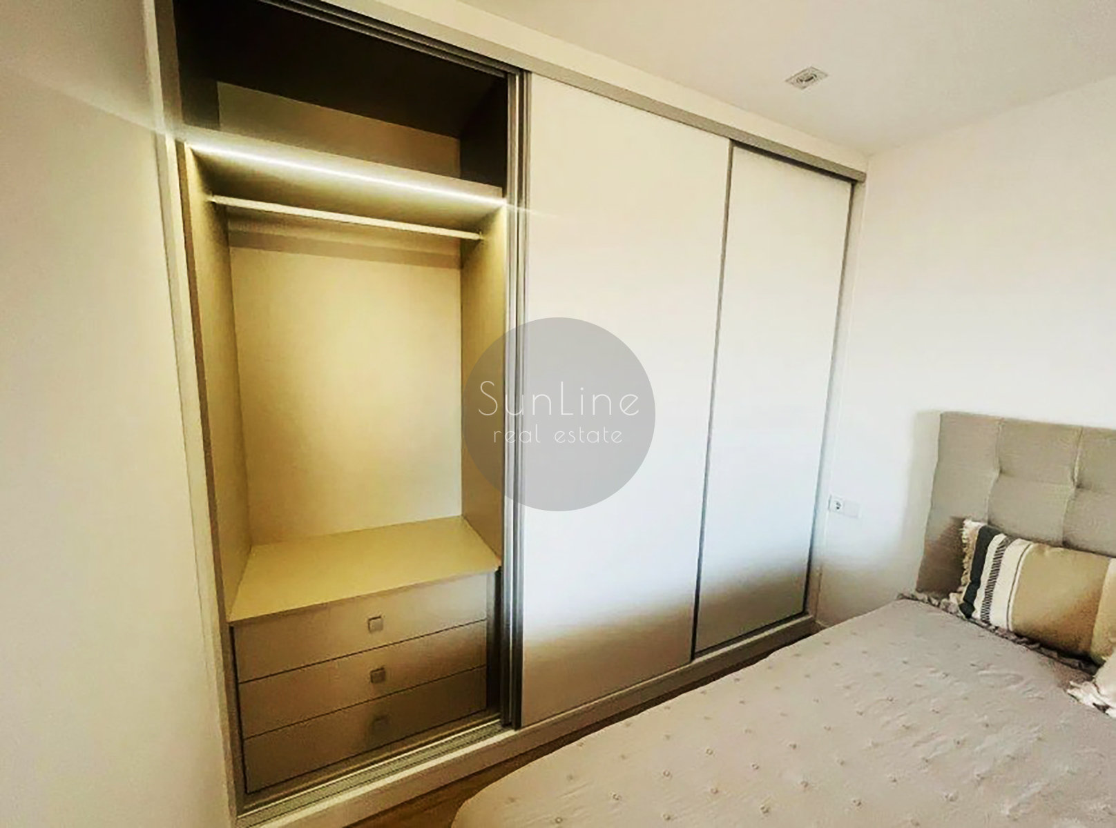 Rent of bright housing with two bathrooms and a terrace near the center of Valencia