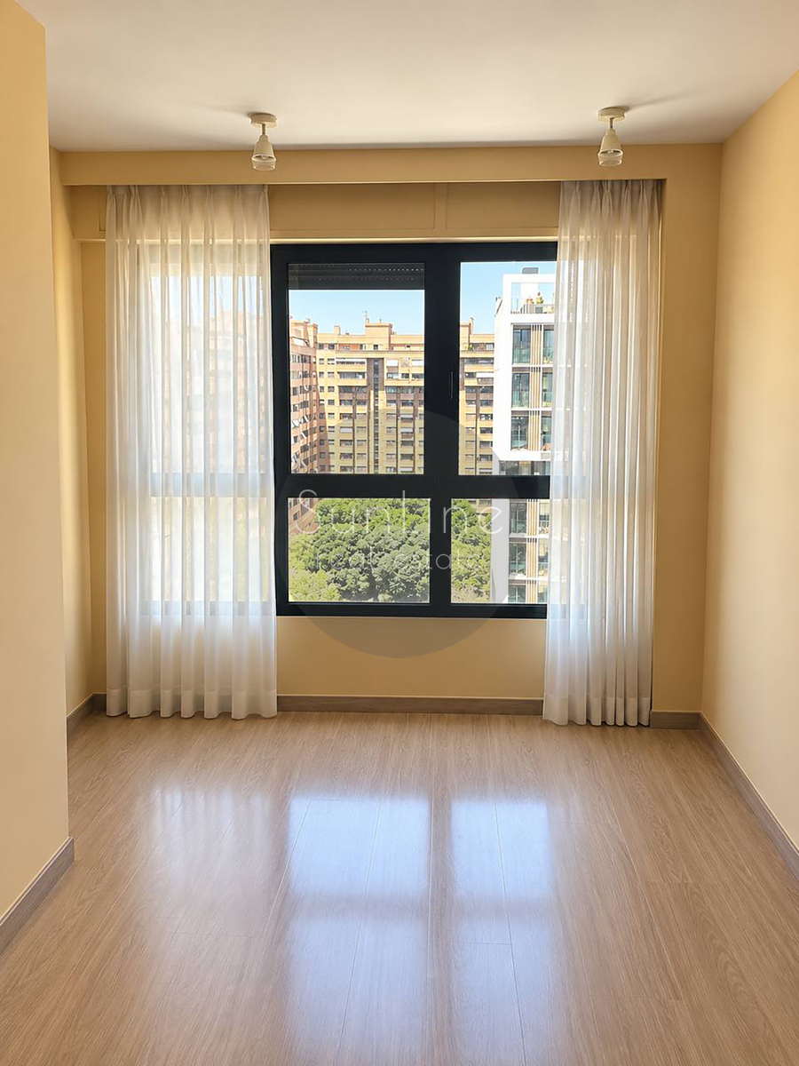 Renting a spacious apartment on the 10th floor with a pool near the City of Arts and Sciences