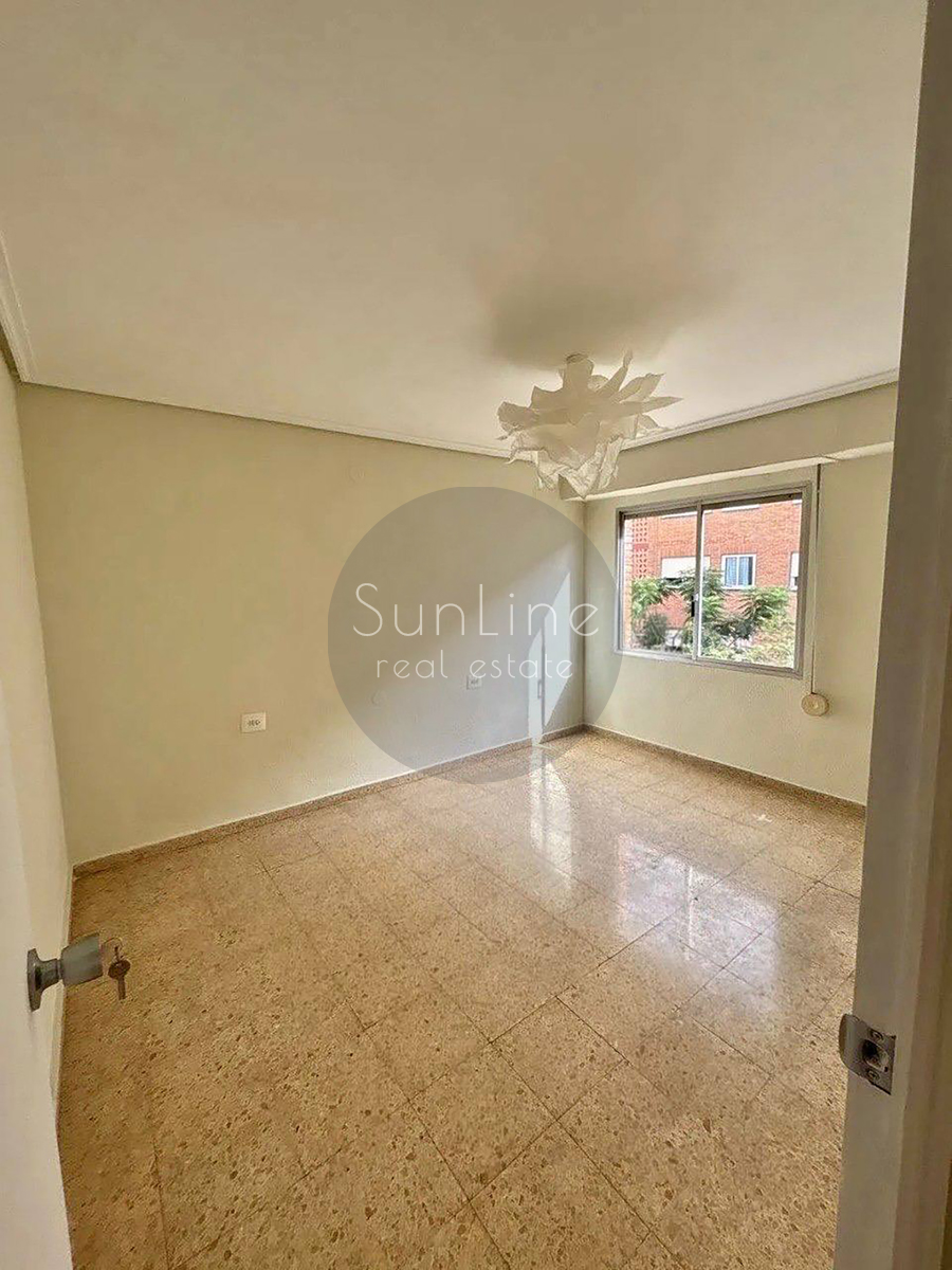 Bright apartment for a large family with 4 bedrooms and two terraces in Valencia