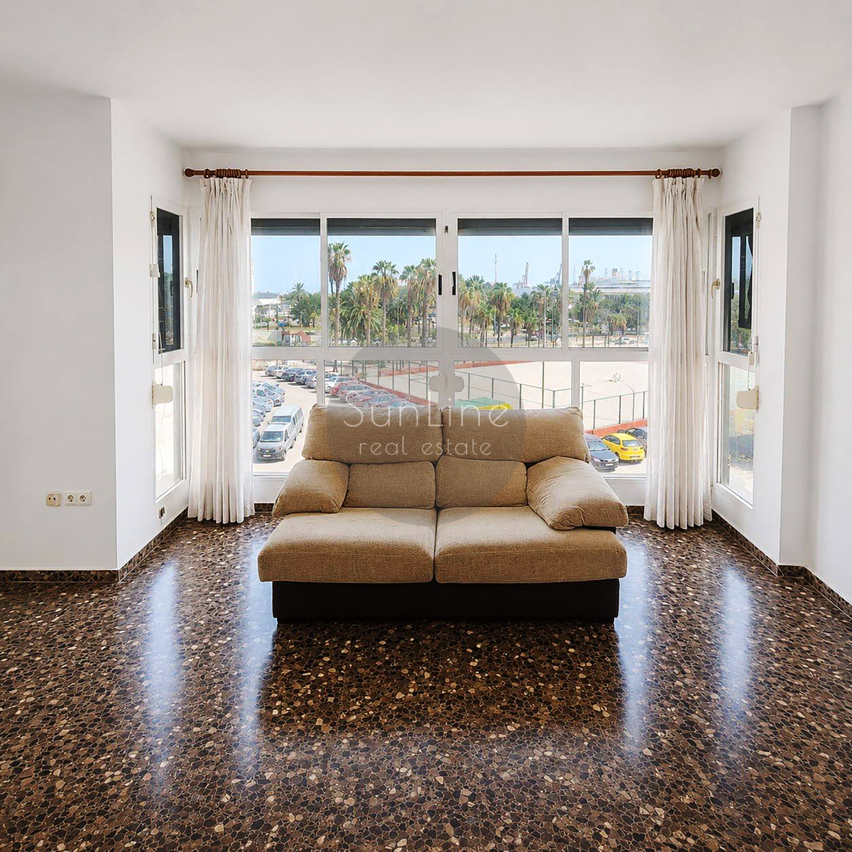 Rent of a spacious 3-bedroom apartment with sea view in El Grau