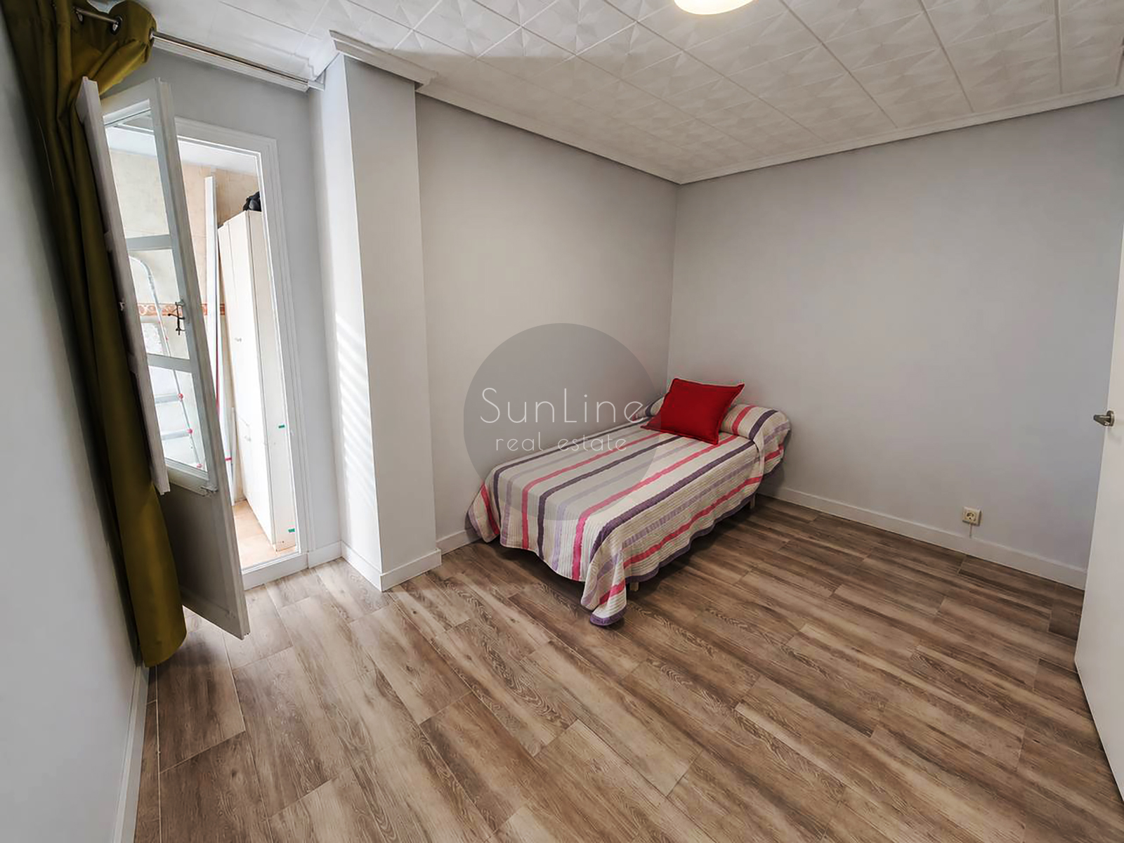 Rent of a furnished two-bedroom apartment with a storeroom near Turia Gardens