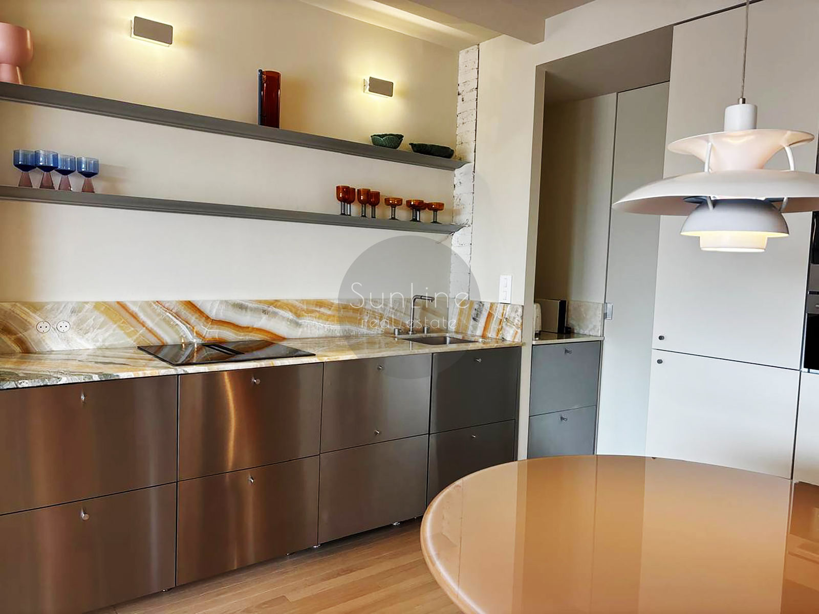 Temporary rental of a stylish apartment with designer furniture and a terrace in Exposició
