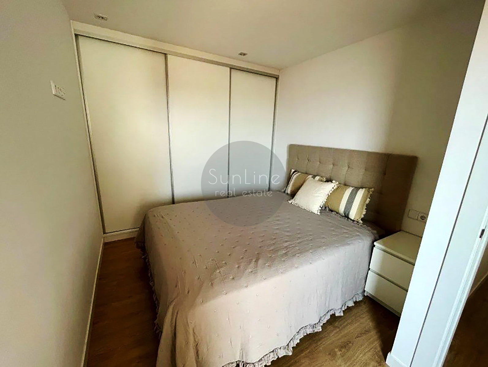 Rent of bright housing with two bathrooms and a terrace near the center of Valencia