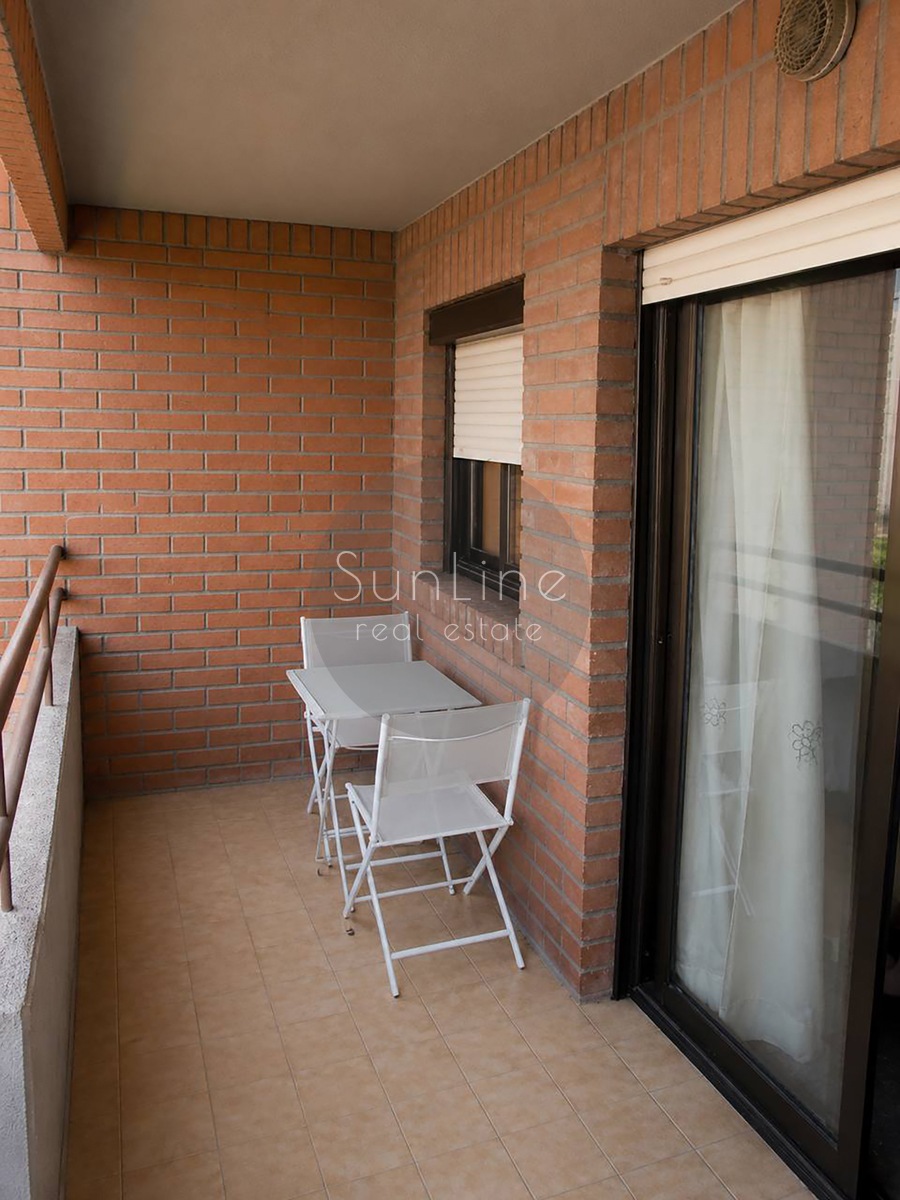 Apartment rental with four bedrooms and a terrace, two minutes from Aragon metro