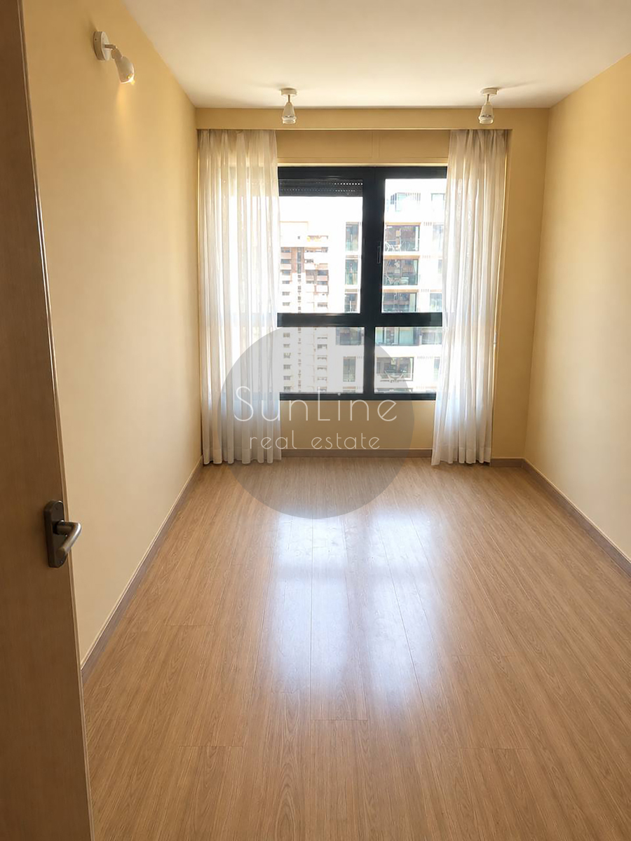 Renting a spacious apartment on the 10th floor with a pool near the City of Arts and Sciences