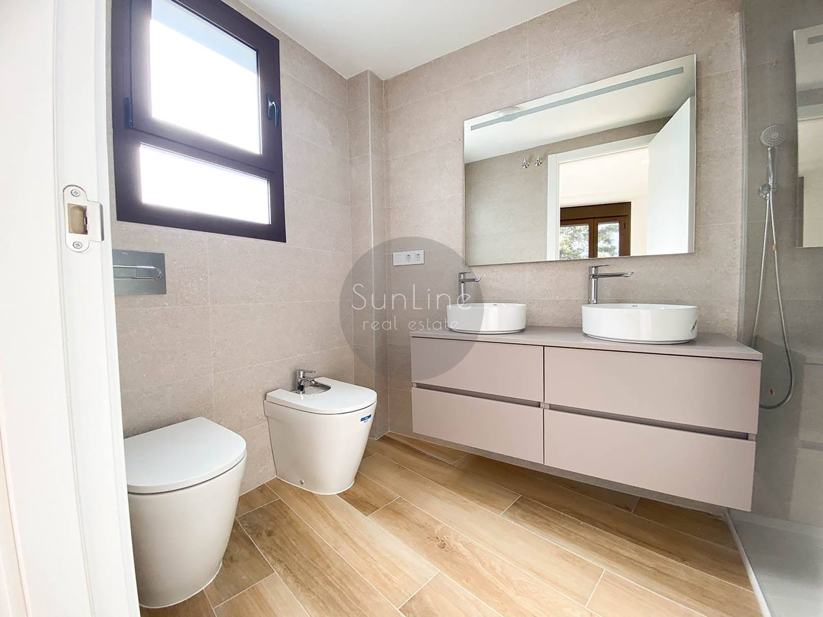 Rent of a new 2024 house with 4 bedrooms and garage in Fonteta de San Luis