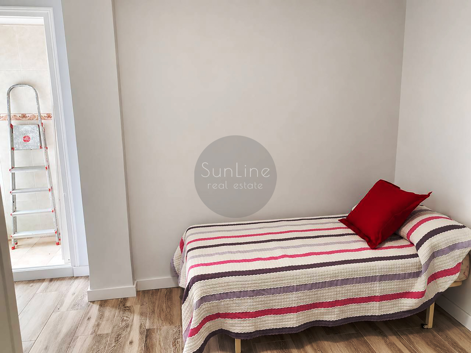 Rent of a furnished two-bedroom apartment with a storeroom near Turia Gardens