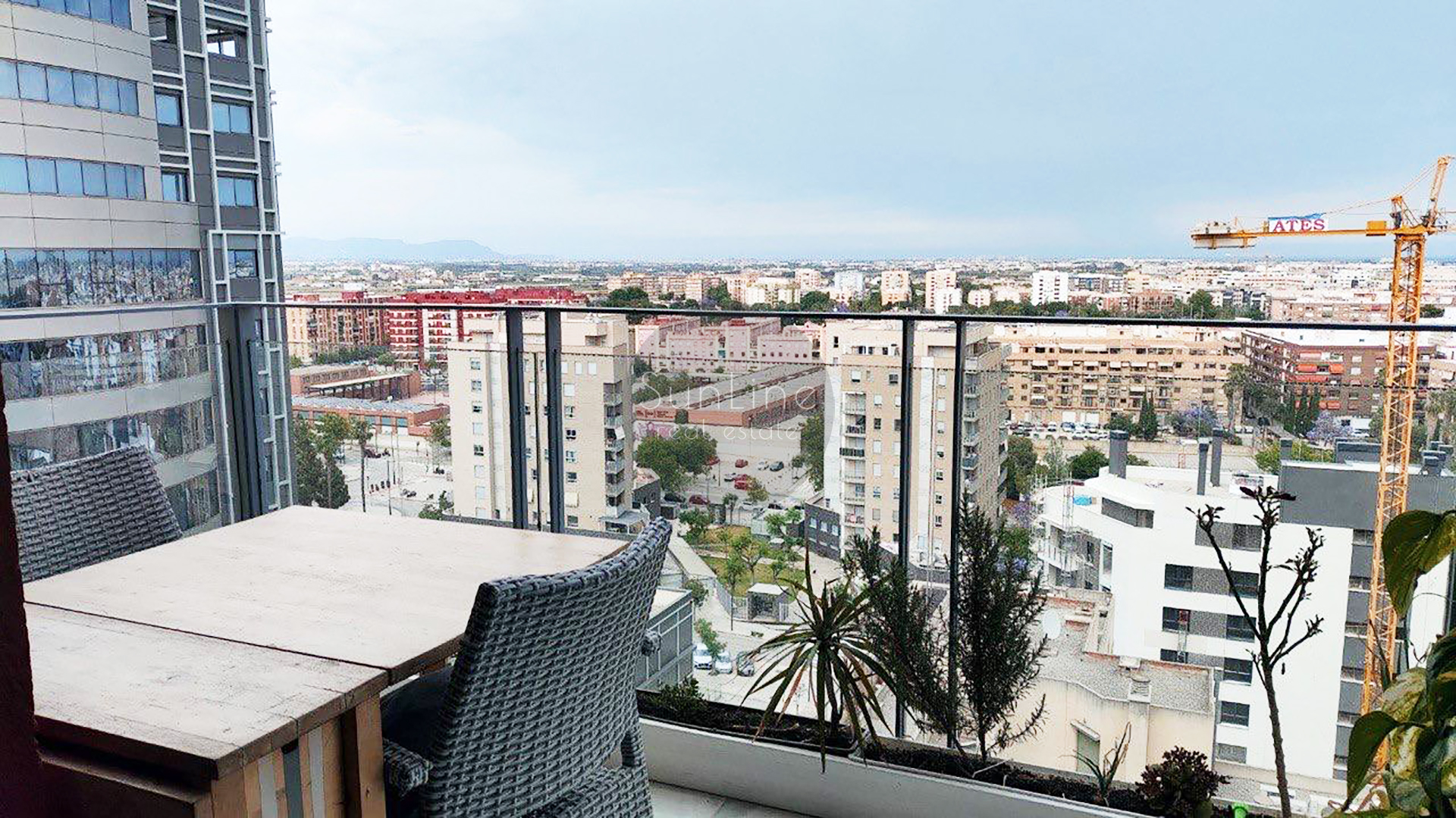 Arriendo de apartamento con 2 dormitorios, garaje y gran terraza en Benicalap