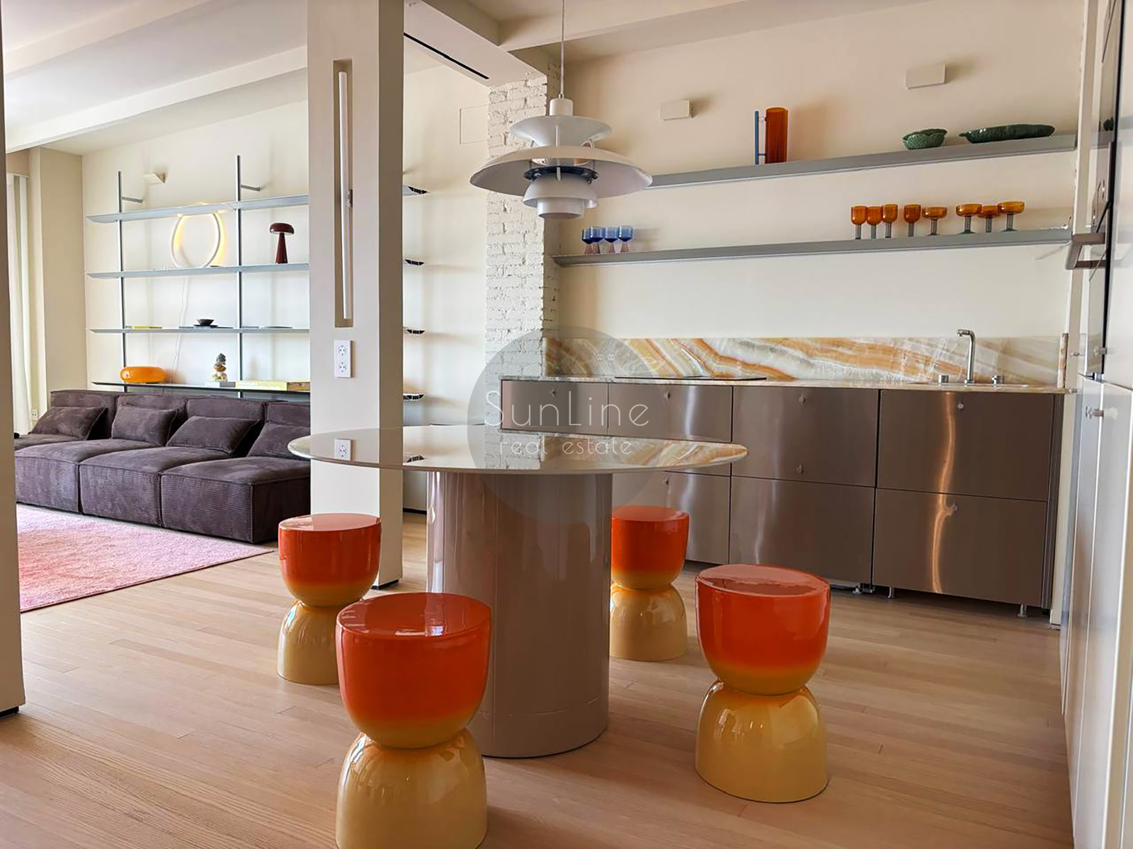 Temporary rental of a stylish apartment with designer furniture and a terrace in Exposició