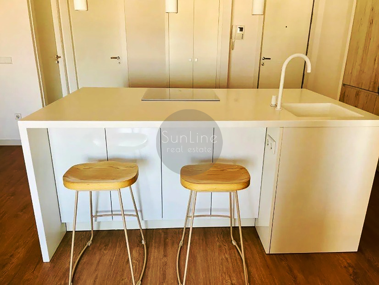 Rent of bright housing with two bathrooms and a terrace near the center of Valencia