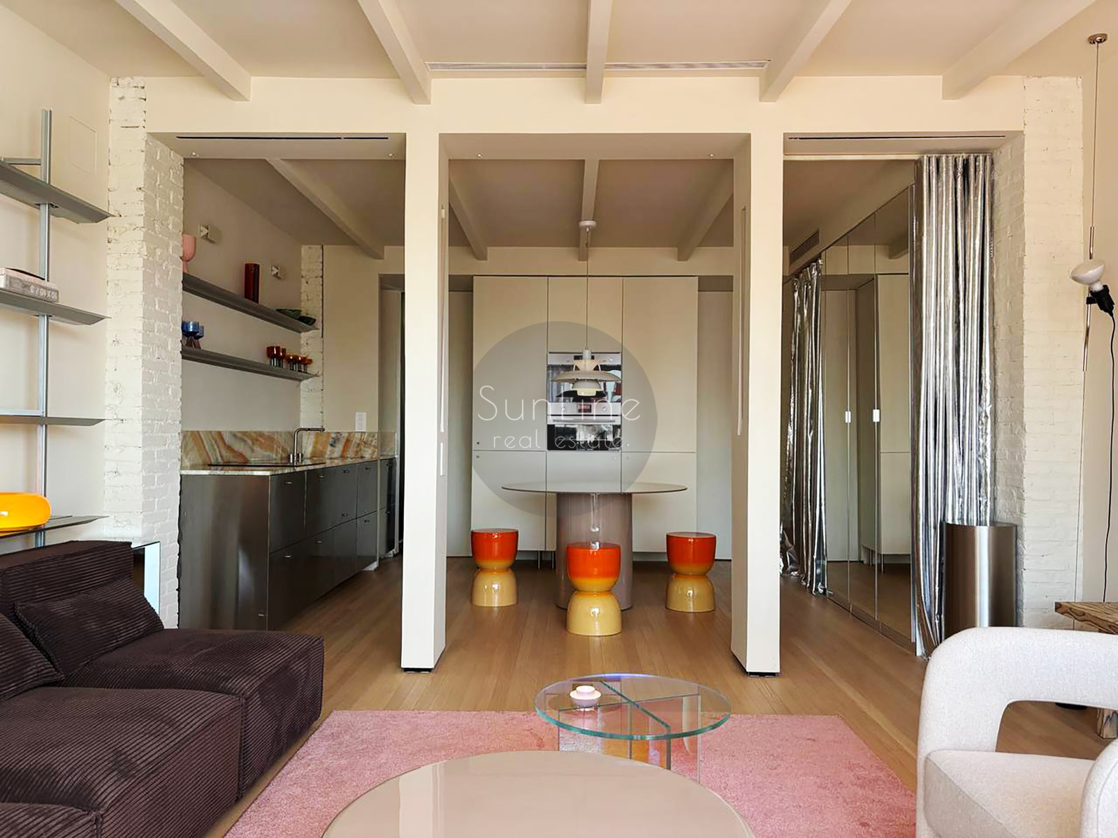 Temporary rental of a stylish apartment with designer furniture and a terrace in Exposició