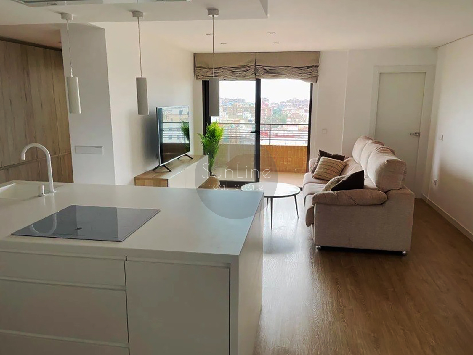 Rent of bright housing with two bathrooms and a terrace near the center of Valencia