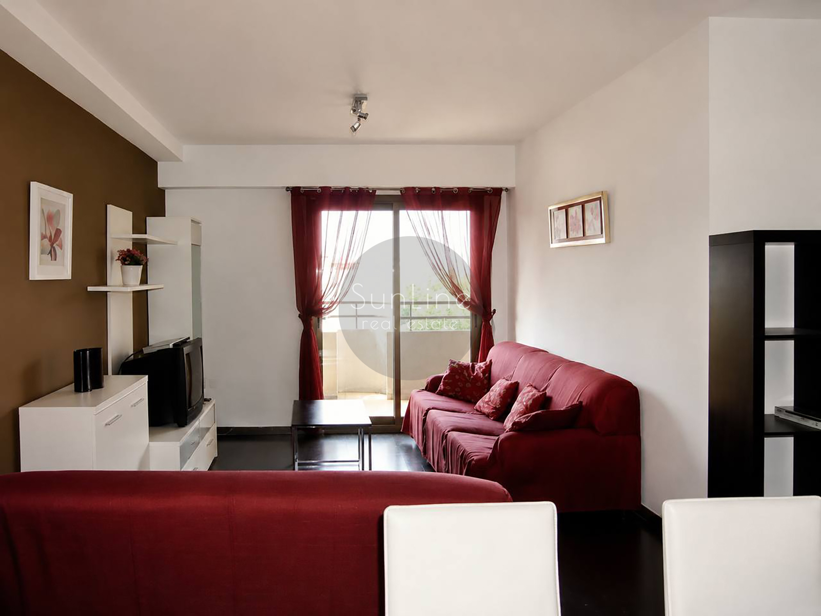 Apartment rental with four bedrooms and a terrace, two minutes from Aragon metro