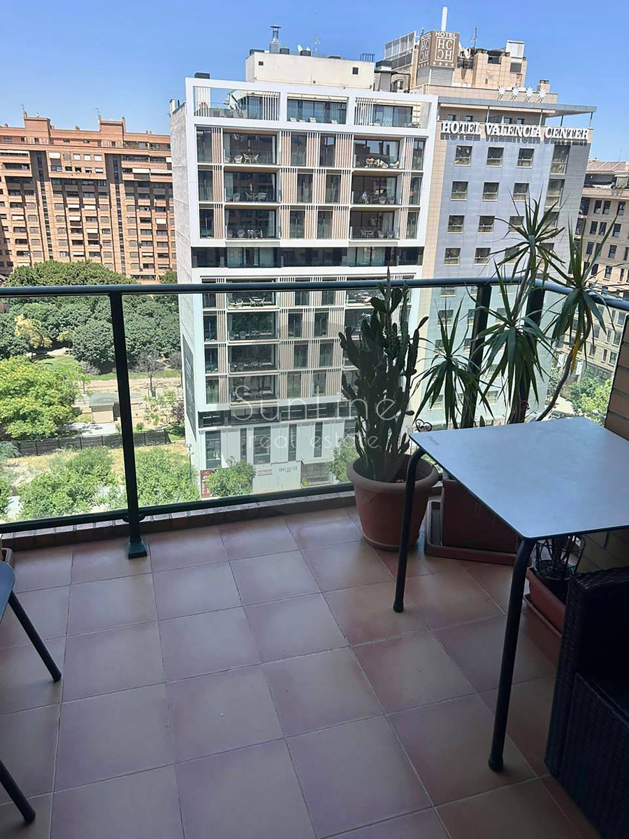 Renting a spacious apartment on the 10th floor with a pool near the City of Arts and Sciences