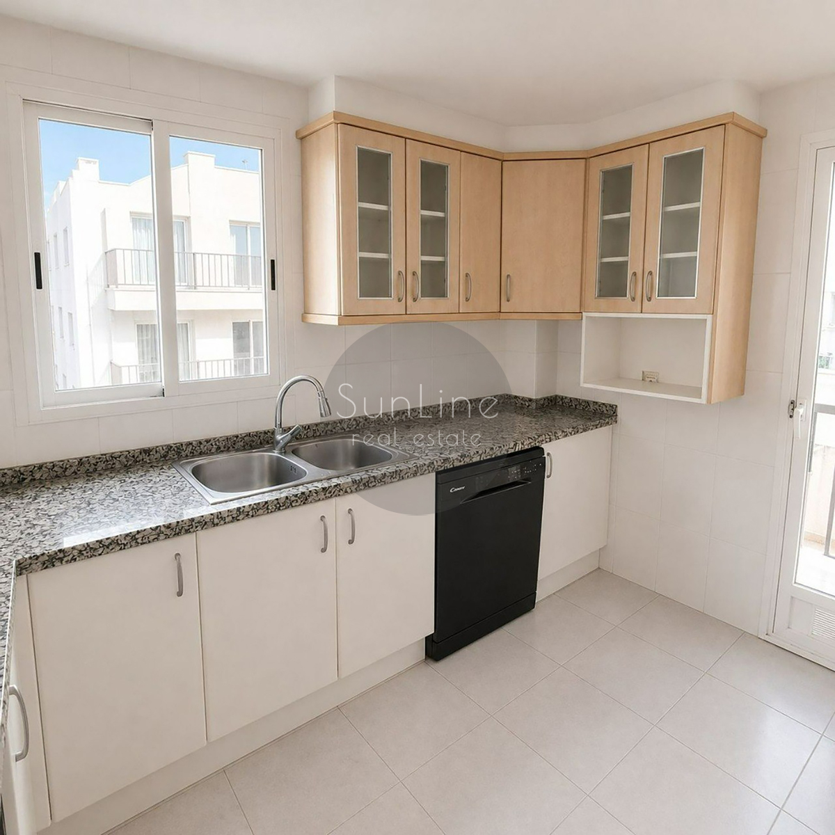 Rent of a spacious 3-bedroom apartment with sea view in El Grau