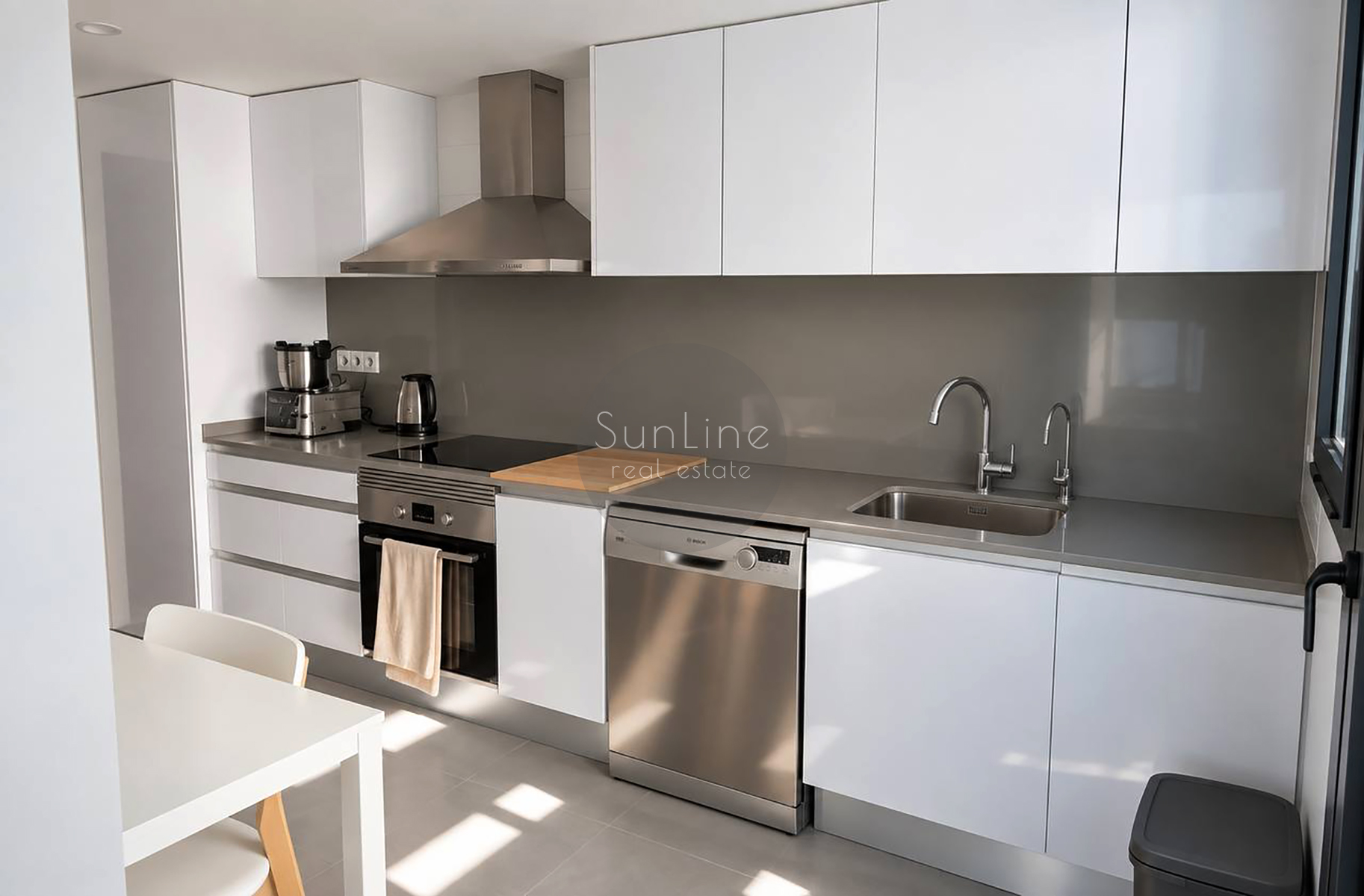 Apartment for rent with pool and garage in a modern area near the City of Arts and Sciences